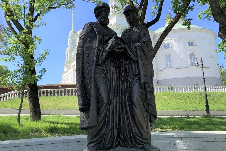 Памятник Петру и Февронии Муромским