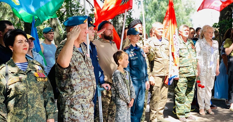 Межрайонный военно-патриотический праздник «Под стягом Василия Глазунова» Межрайонный военно-патриотический праздник «Под стягом Василия Глазунова»