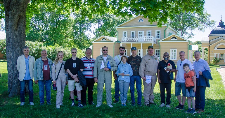 Участники второго Всероссийского и первого Международного гидроавиаслета «Крылья Спутника» впервые отправились на экскурсию в музей-заповедник «Тарханы» на самолётах